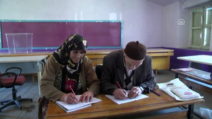 Hayatı paylaşan çift birlikte okuma yazma öğreniyor - KASTAMONU