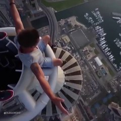 Télécharger la video: Cet homme n'a pas peur du vide et nous le montre