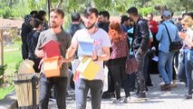 Türk ve Suriyeli öğrenciler kampüsteki ağaçlara kuş yuvaları yerleştirdi