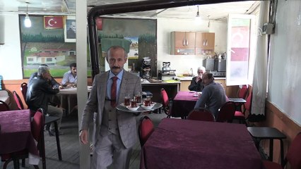 Takım elbiseyle çay servisi yapıyor - TOKAT