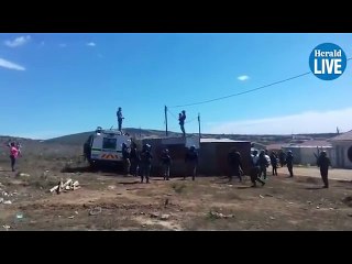 أب يتجرد من الإنسانية ويلقى طفلته الرضيعة من سطح منزله.. لعدم الإزالة