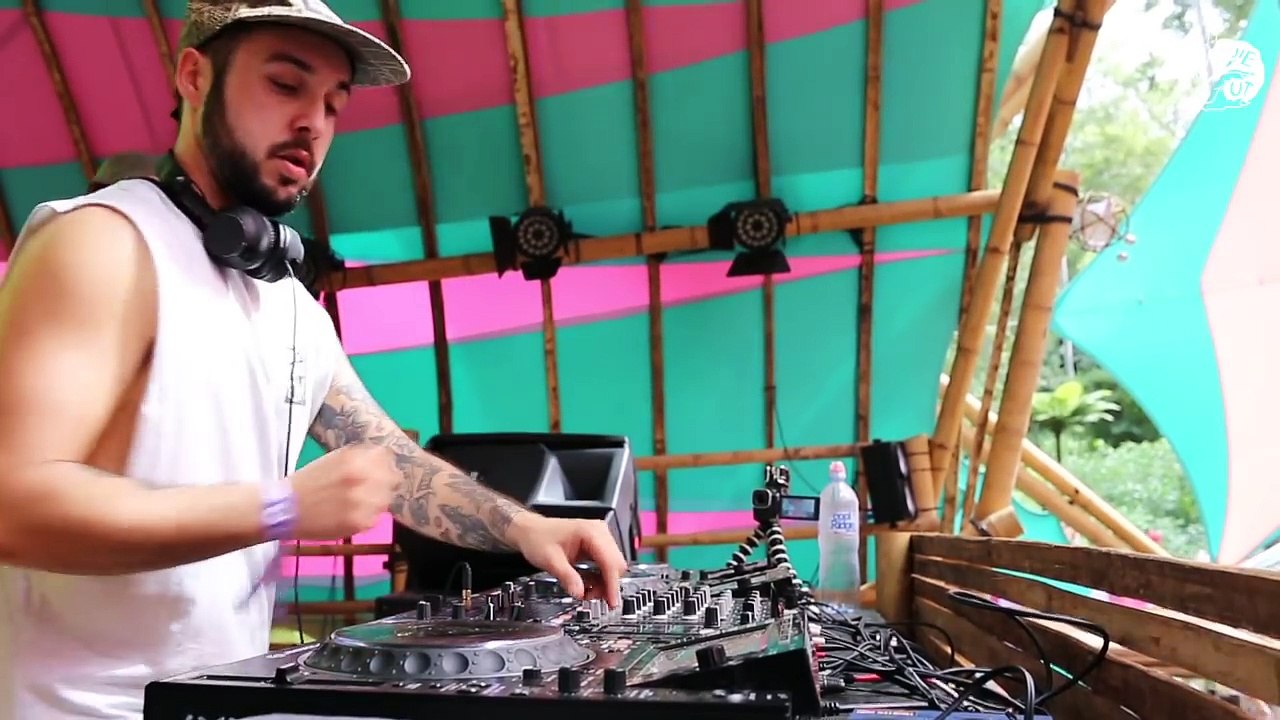 Un fan fait tomber les platines d'un DJ