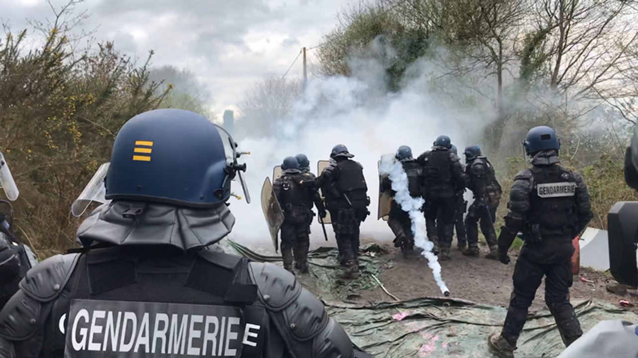 Notre-dame-des-landes. Scène de bataille dans la Zad