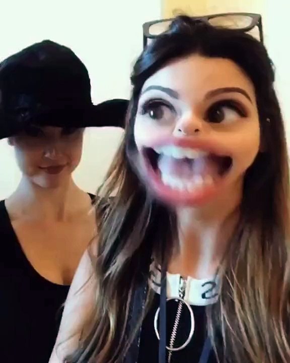 Amanda Cerny'nin Larissa Yenge ile Çektiği Kezo Videosu