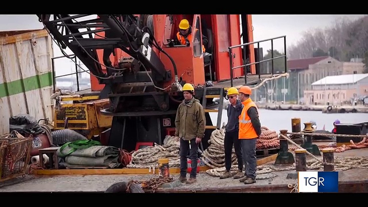 Puglia: guardate che schifo hanno trovato nel mare, centinaia di tonnellate di rifiuti