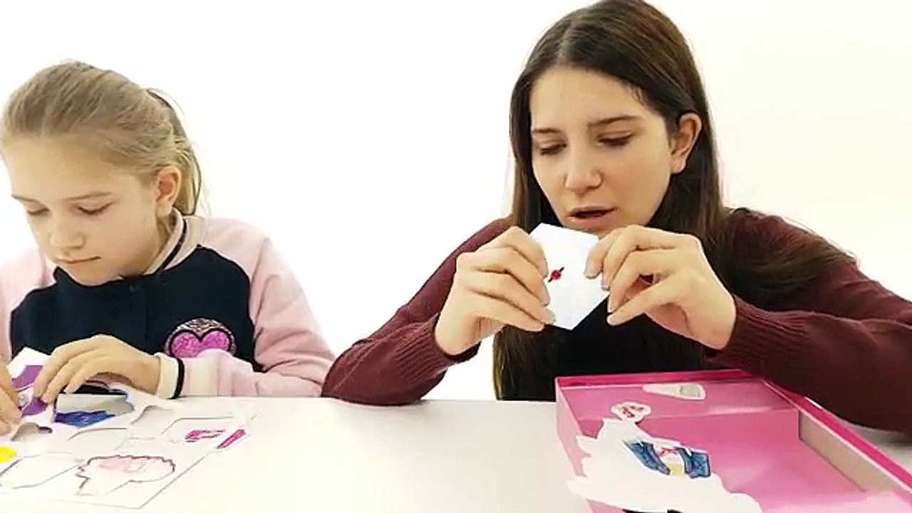 Barbie Shopping Day: Vestiamo La Bambola Con Tanti Vestiti Colorati - Giochi Di Bambole