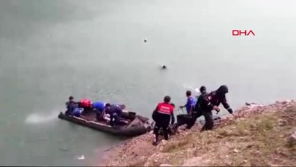 Adana Gölete Düşen Otomobilde 3 Çocuğuyla Birlikte Öldü