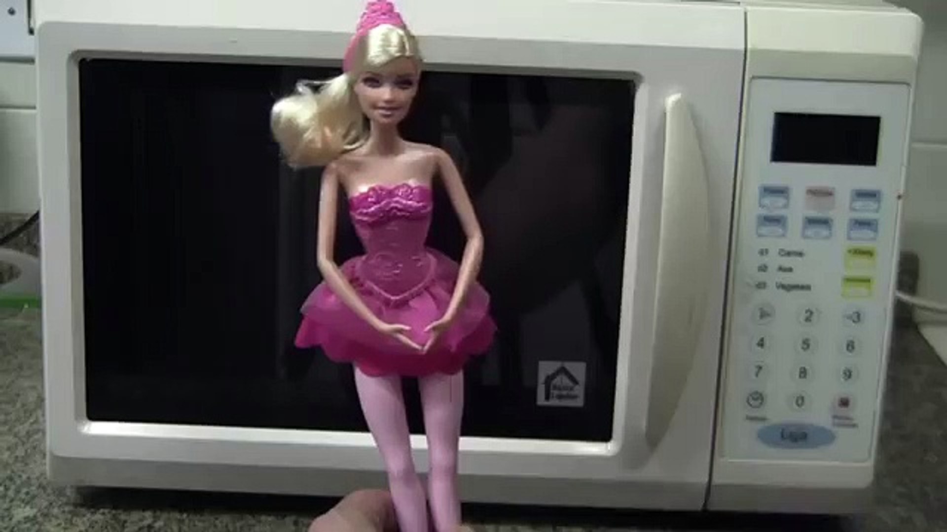 Barbie no Microondas Barbie on Microwave