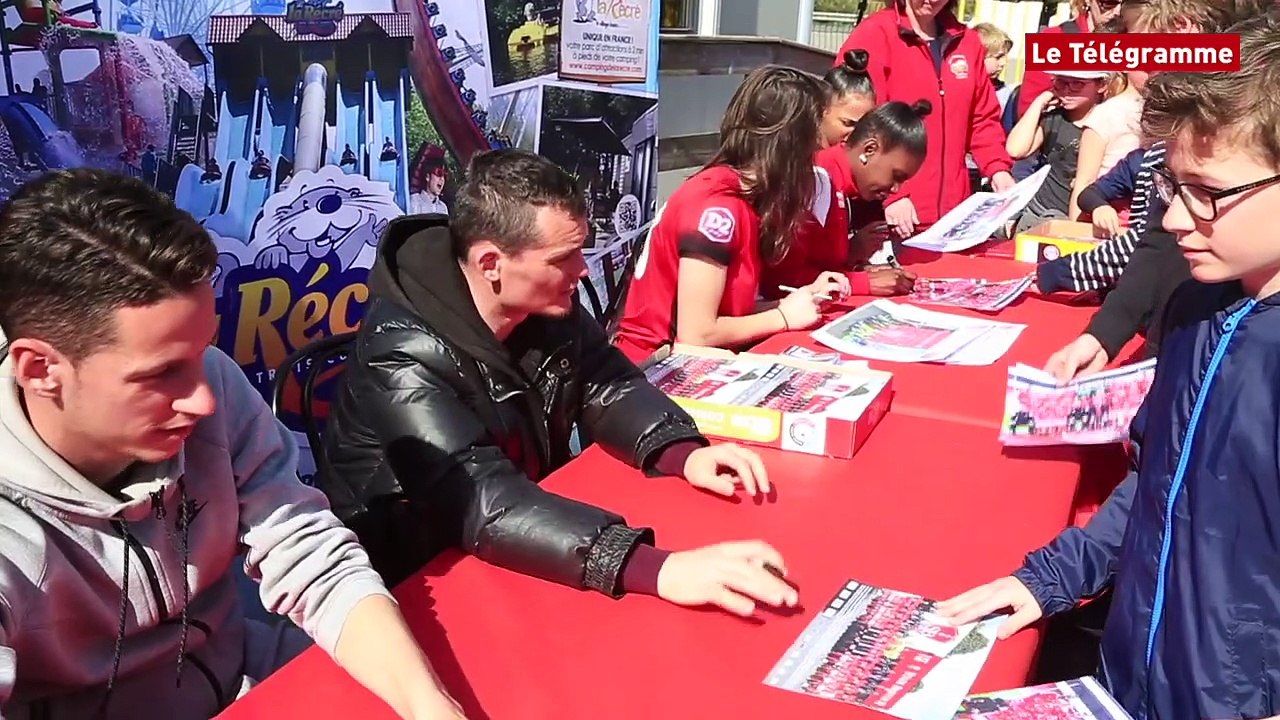 Milizac. Joueurs et joueuses du Stade brestois en dédicace