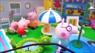 ❤ PEPPA PIG ❤ HOMBRE ARAÑA SALVA A PEPPA PIG Y GEORGE DE PISCINA DE FANGO | Juguetes de Peppa Pig