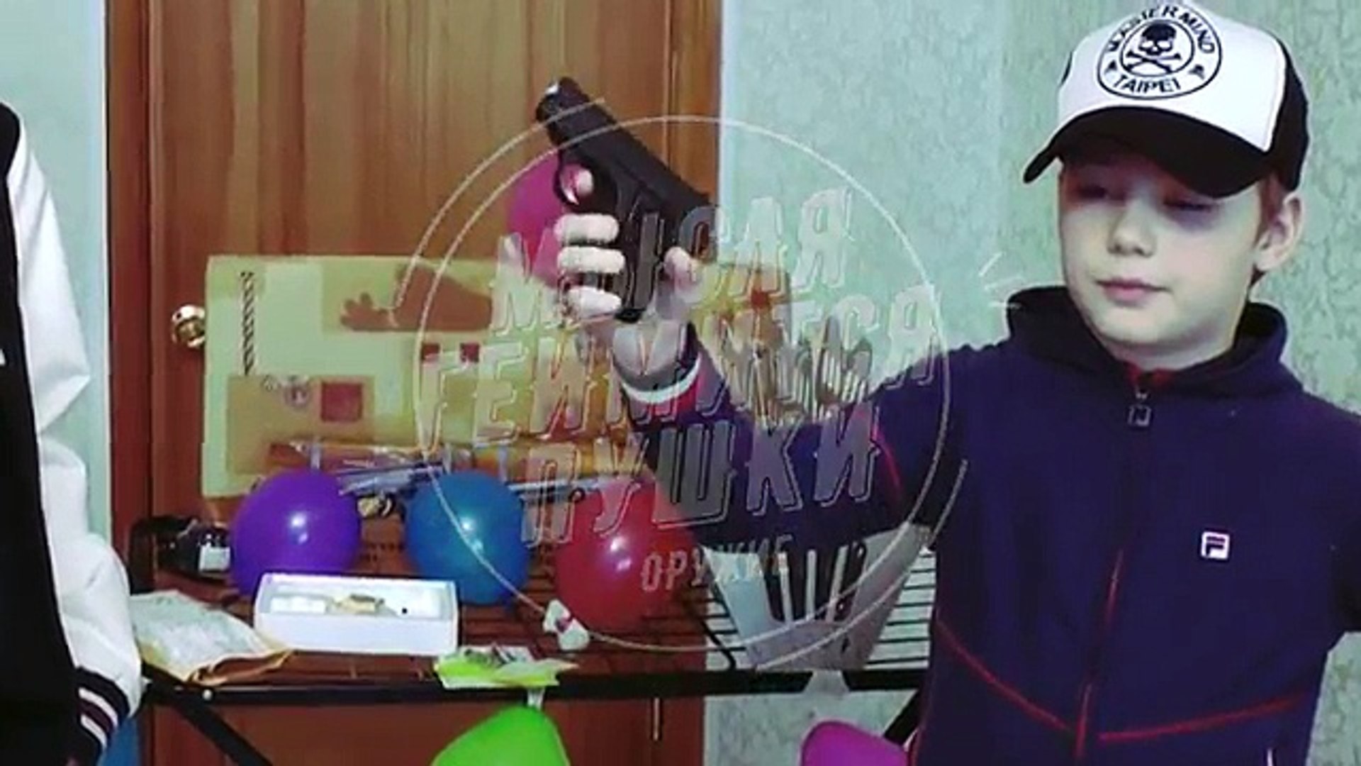 ⁣ОФИГЕТЬ! РОДИТЕЛИ ПОДАРИЛИ ЗОЛОТОЙ ПИСТОЛЕТ УЗИ ! Я В ШОКЕ ! Parents gave PISTOLET US GOLD VLOG