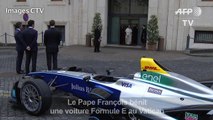 Le Pape François bénit une voiture Formule E au Vatican