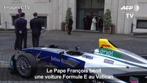 Le Pape François bénit une voiture Formule E au Vatican