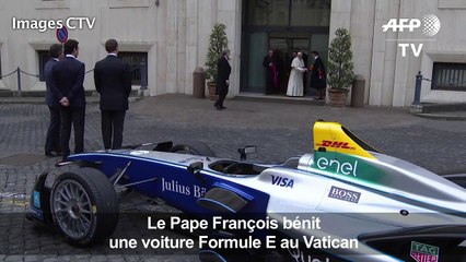 Le Pape François bénit une voiture Formule E au Vatican