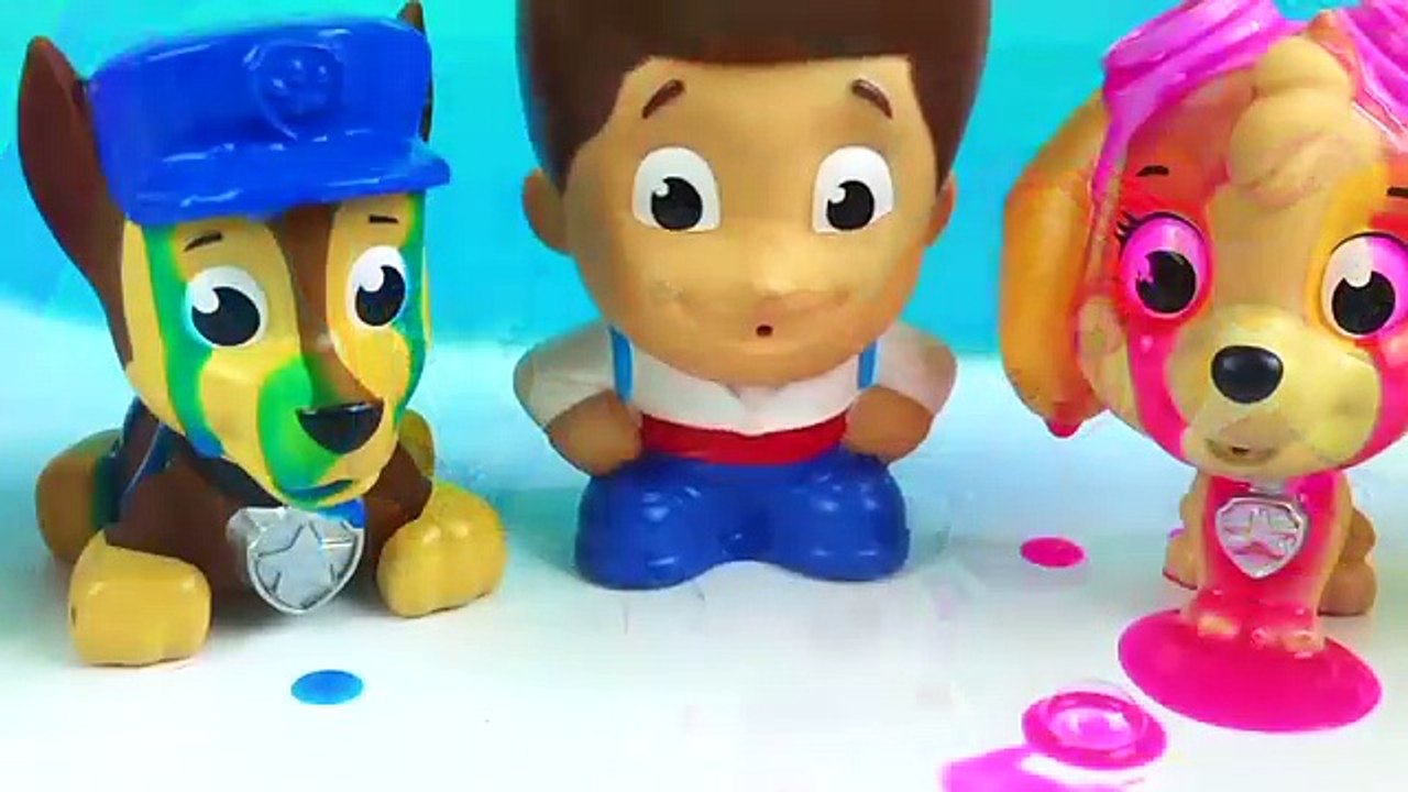 PATRULHA CANINA NA PISCINA COM TINTAS Coloridas BRINQUEDOS EM PORTUGUES