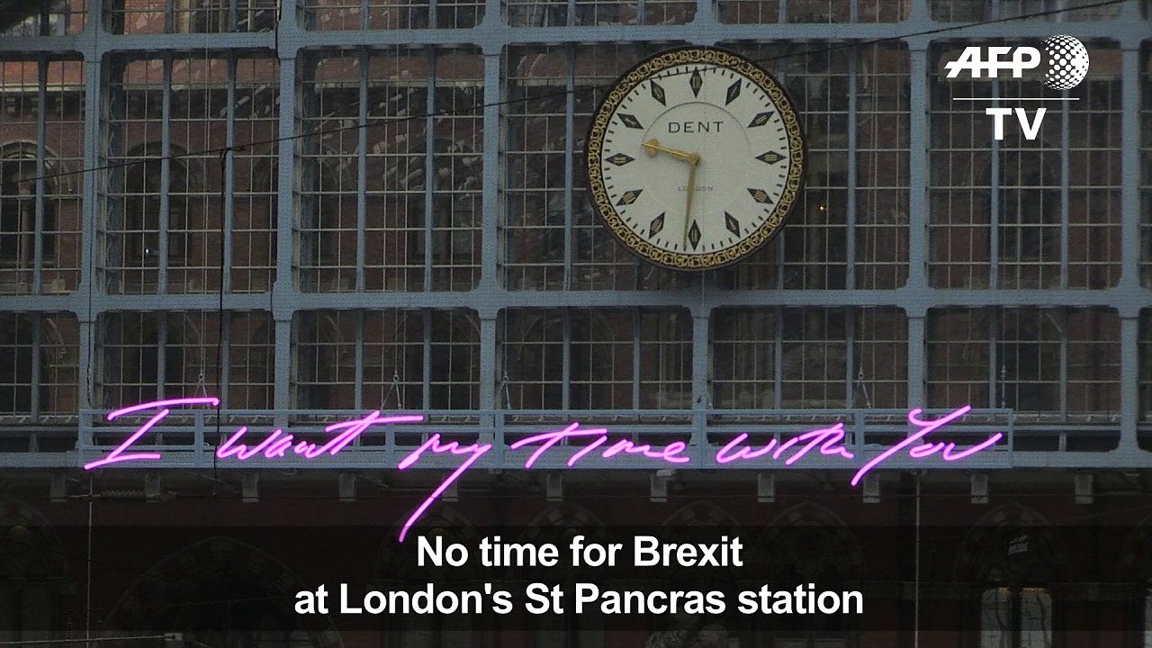 Tracey Emin sends anti-Brexit message in pink neon