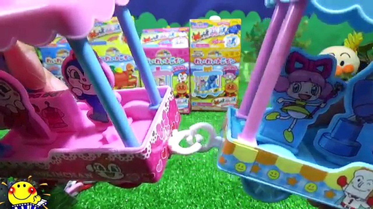 踏切を電車アンパンマンのおもちゃが通る子供向け動画だよ★だだんだんやコキンちゃんの列車だ〜！パン屋のおみせやさんでお買い物ごっこ わいわいトレイン機関車のレールウェイセット アンパンチで遊ぼ♪