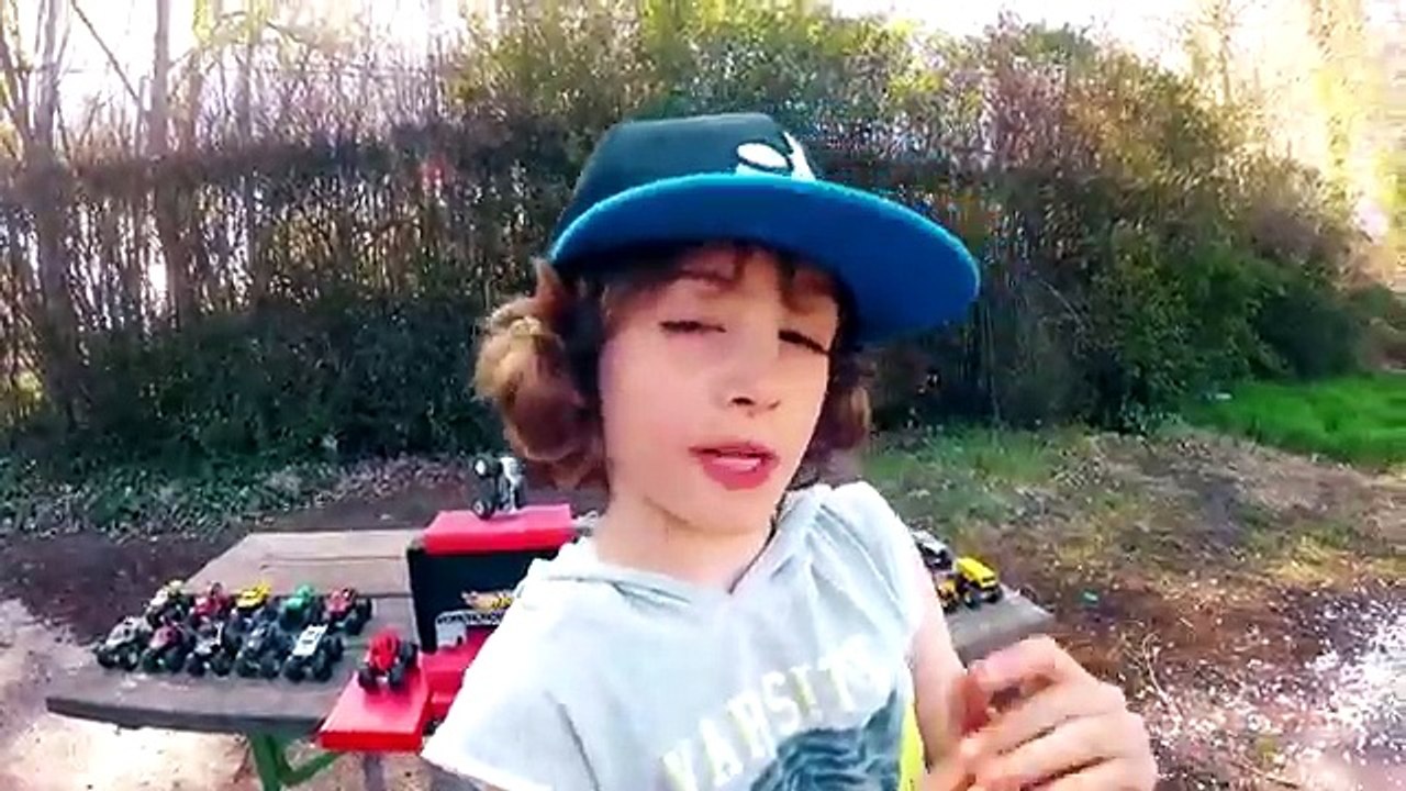 25 Monster Jam + circuito + Mamá + Hijo= Hot Wheels Express