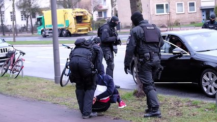 Razzia gegen 187 Strassenbande – Maxwell in Handschellen