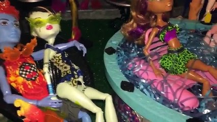 COURTYARD POOL Monster High Doll House Tour Room 13 of 40+ with All Justice ~ Beasties Swim Class