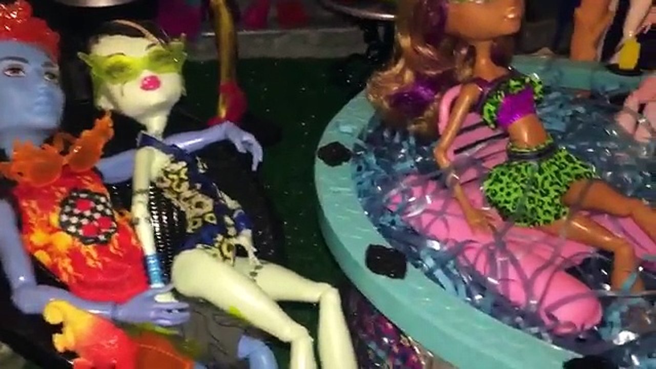COURTYARD POOL Monster High Doll House Tour Room 13 of 40+ with All Justice ~ Beasties Swim Class