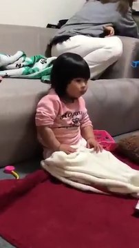 Quand tu détestes partager tes gateaux! Fillette trop drole