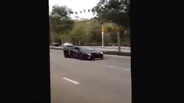 Il lance des pierres sur une Lamborghini pour se venger