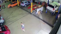 Il rentre dans un garage pour voler une voiture sous les yeux des employés... tranquille le gars