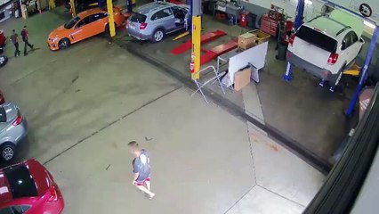 Скачать видео: Il rentre dans un garage pour voler une voiture sous les yeux des employés... tranquille le gars