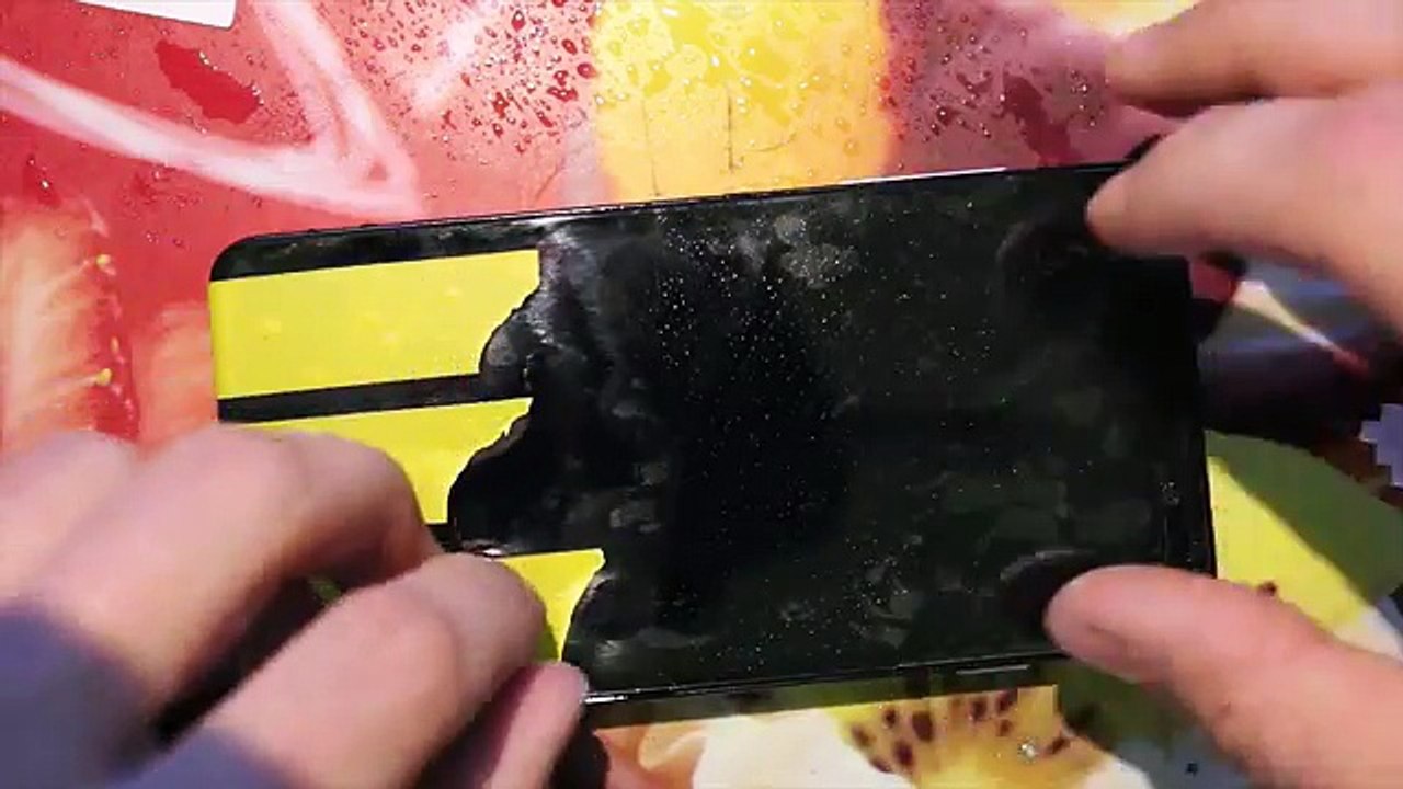 Эксперимент. Клеим и отдираем стекло на смартфон с помощью воды