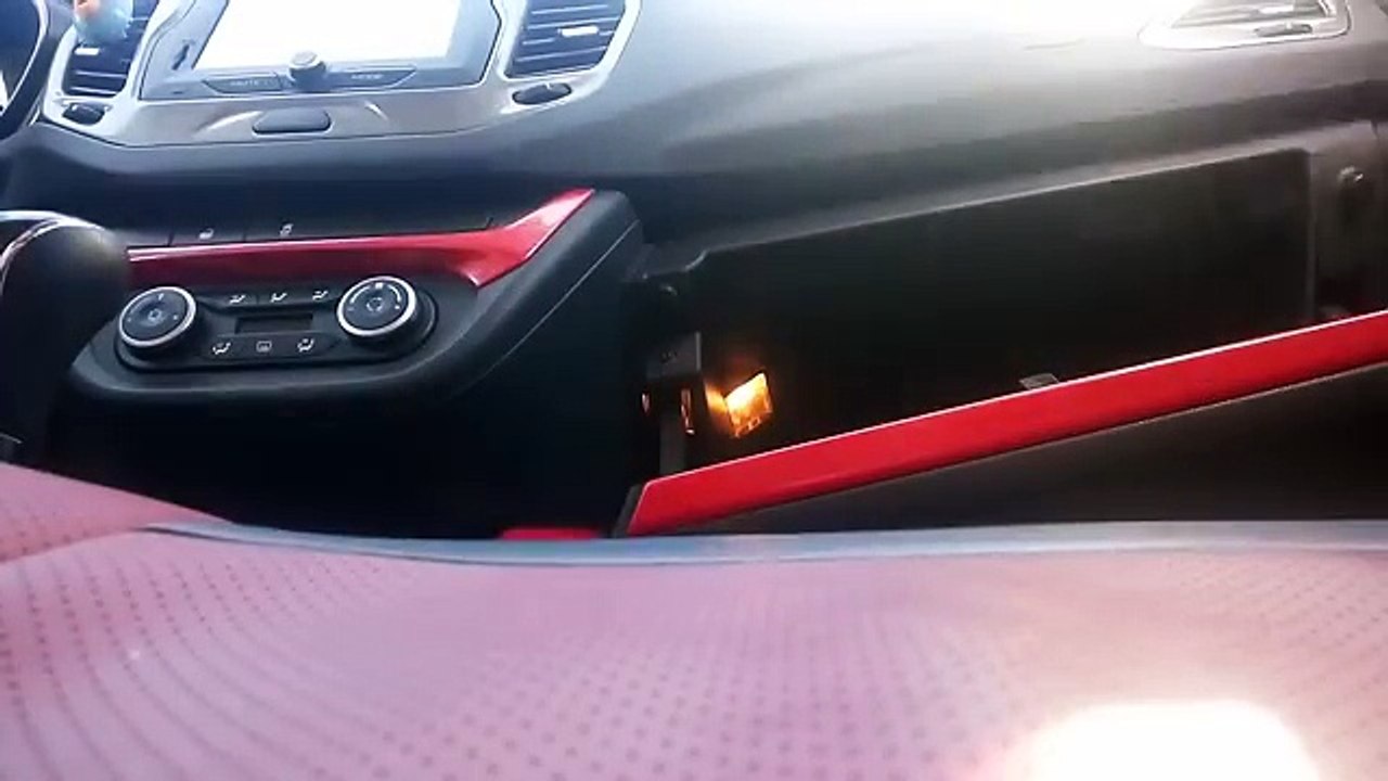 Дребезжит бардачок веста