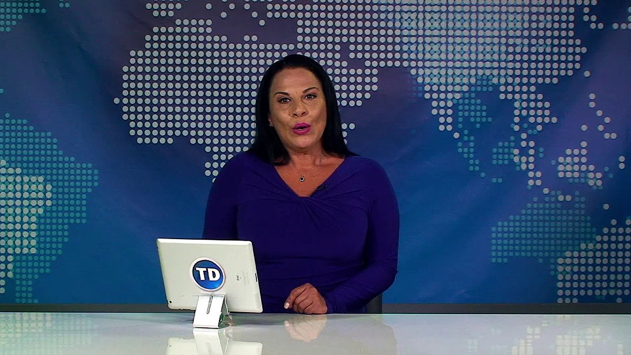 Señora choca contra establecimiento.