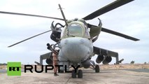 Militares rusos revisan sus potentes helicópteros Mi-24 antes de combatir al Estado Islámico