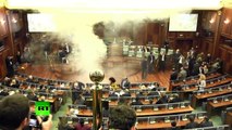 Gases lacrimógenos en el parlamento para evitar un acuerdo