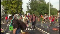 Un corresponsal de RT en Español se ve afectado por el gas lacrimógeno lanzado contra los refugiados