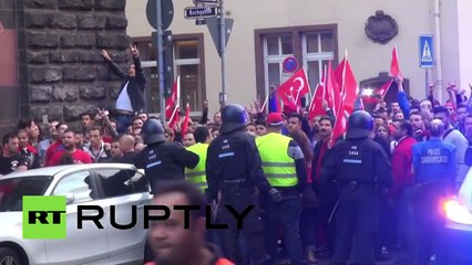 Cuchillos y botellas en peleas callejeras entre turcos y kurdos en Frankfurt