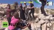 Soldado israelí arresta brutalmente a un niño palestino