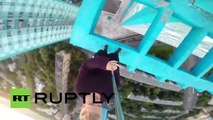 Rusia: Jóvenes temerarios juegan con su vida en lo alto de un edificio de 34 pisos