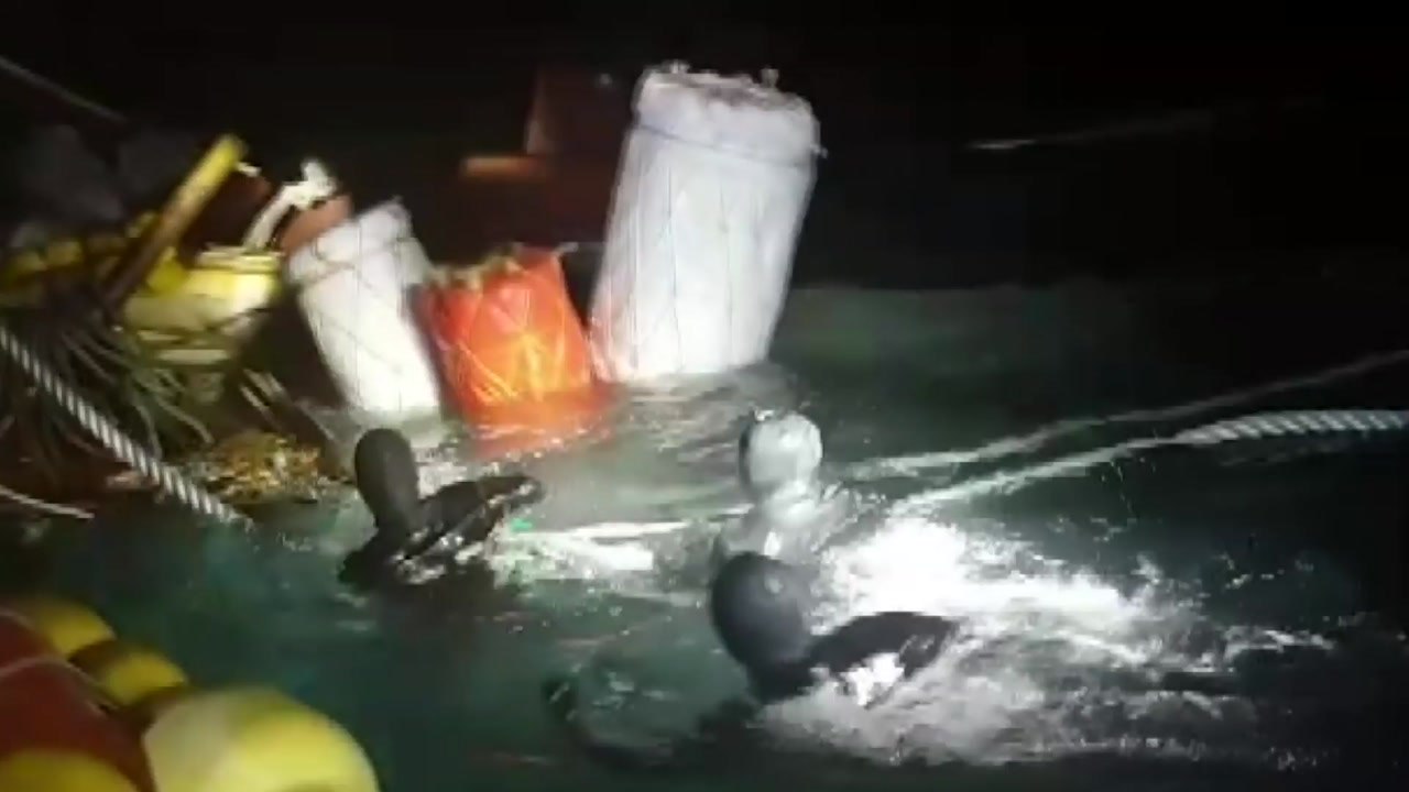 신안 해상서 6명 탄 어선, 화물선과 충돌..."5명 실종·1명 사망" / YTN