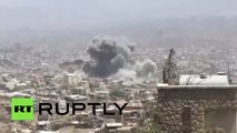 Dramáticas imágenes: El bombardeo de la sede de hutíes en la ciudad de Taiz