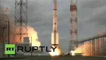 Momento del lanzamiento del cohete ruso Protón-M con un satélite mexicano