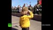 'El pequeño general': las tropas saludan a un niño el Día de la Victoria en Moscú