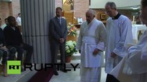 El papa Francisco lava los pies a doce reos en una cárcel de Roma