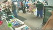 Una mujer logra defender la tienda 'con uñas y dientes' de dos ladrones armados