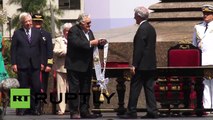 José Mujica entrega la banda presidencial al ahora presidente uruguayo Tabaré Vázquez