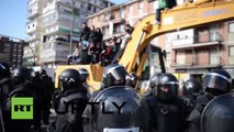 Españoles hacen todo lo posible para detener el desalojo y demolición de tres hogares