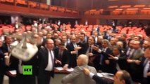 Cinco diputados heridos tras pelea en el Parlamento turco