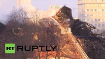 La lucha de los bomberos contra el incendio de una biblioteca en Moscú, a vista de dron
