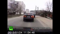 Dramáticas imágenes: un conductor graba el intenso ataque a Mariúpol