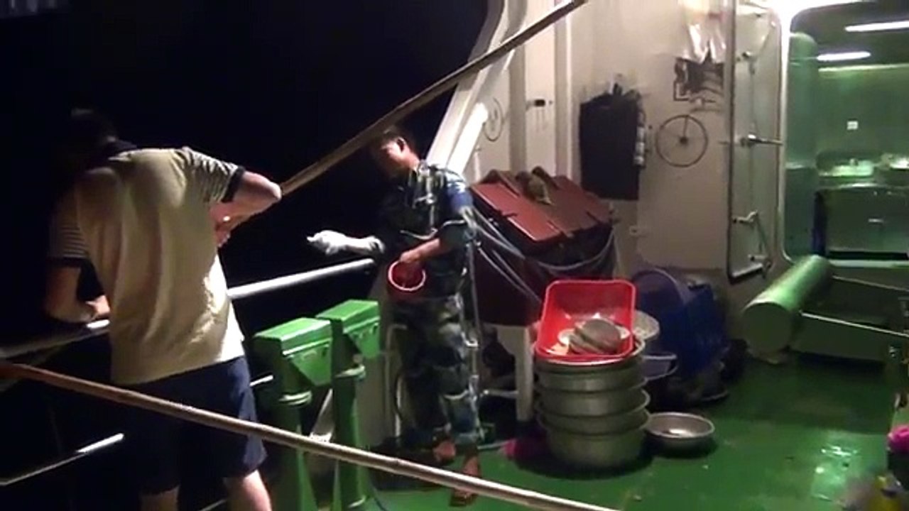 Trường Sa new (April 22): Câu cá trên boong tàu 561